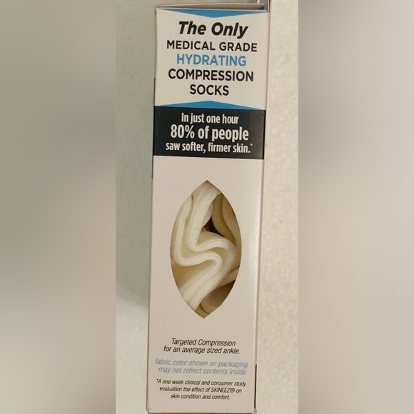 SKINEEZ white large/X Large skin-reparative hydrating compression socks unisex - Picture 4 of 6